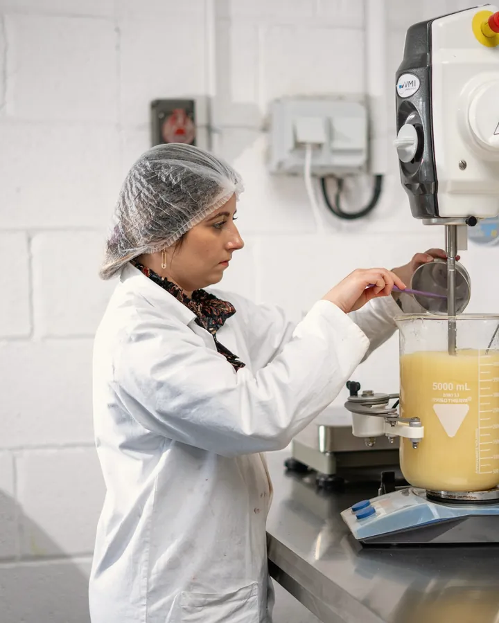 Técnica de laboratorio trabajando con un agitador