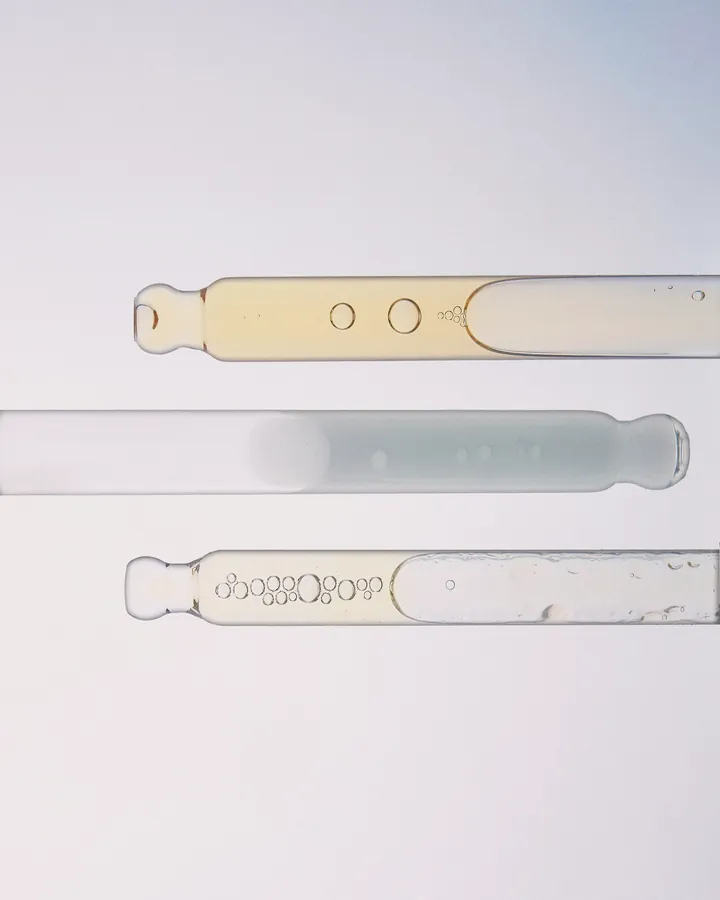 Tres goteros de vidrio con muestras de distinta textura
