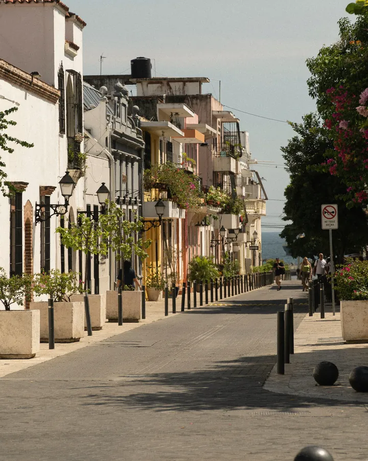 Calle Arzobispo Meriño, en la Zona Colonial de Santo Domingo