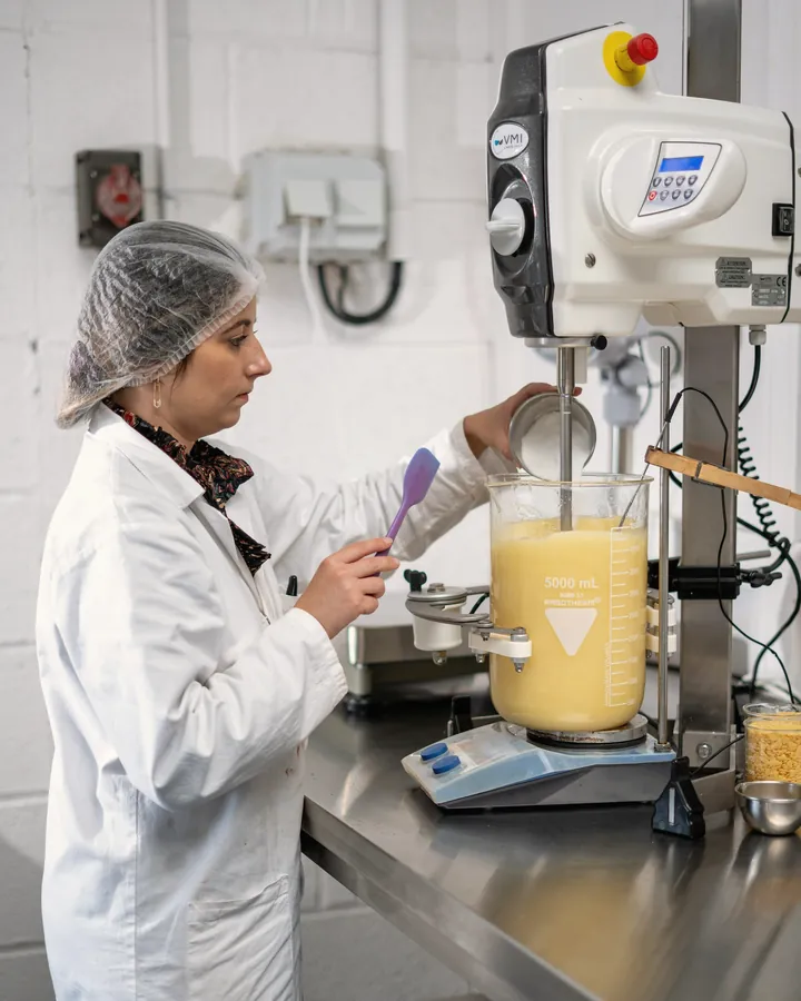 Técnica de laboratorio preparando una emulsión en un agitador