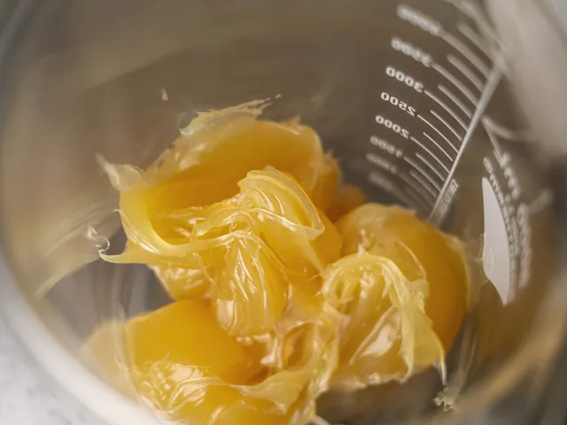 Manteca vegetal en un vaso medidor de laboratorio